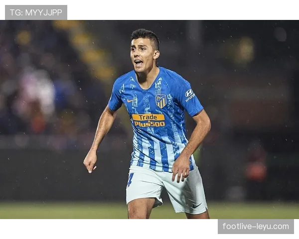 罗德里在新赛季的表现稳健，成为后腰位置的战术革新者与标杆。