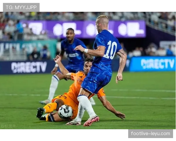 切尔西阵容升级但表现持续下滑，问题暴露对赛季走势形成制约